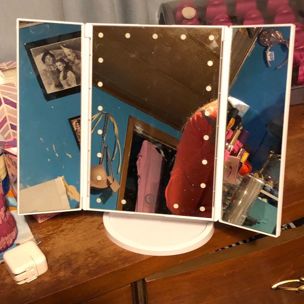 Light up makeup mirror